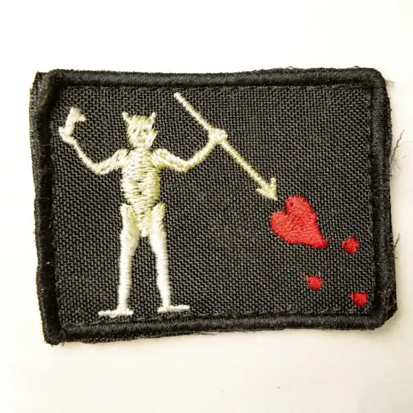 Blackbeard Flag Patch combat worn 6×4.5cm embroidered skeleton with spear and red heart